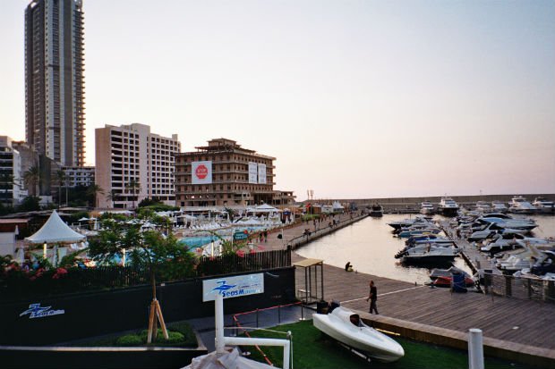 Rare vestige de l'avant-guerre dans un quartier ultra-moderne, l'hôtel Saint-Georges arbore des affiches "Stop Solidere", du nom de la société qui a reconstruit le centre de Beyrouth