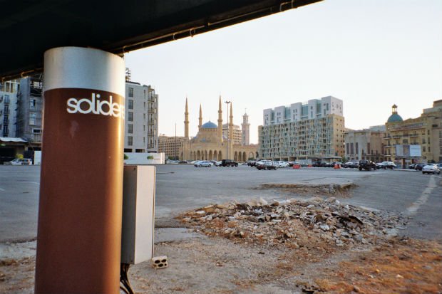 Cœur historique de Beyrouth, la place des Martyrs incarne tristement la rénovation sauvage du centre-ville. Le souk et les bâtiments d'avant-guerre ont été détruits et remplacés par un parking et deux larges rocades routières. Au fond, la mosquée Al-Amin, inaugurée en 2008 