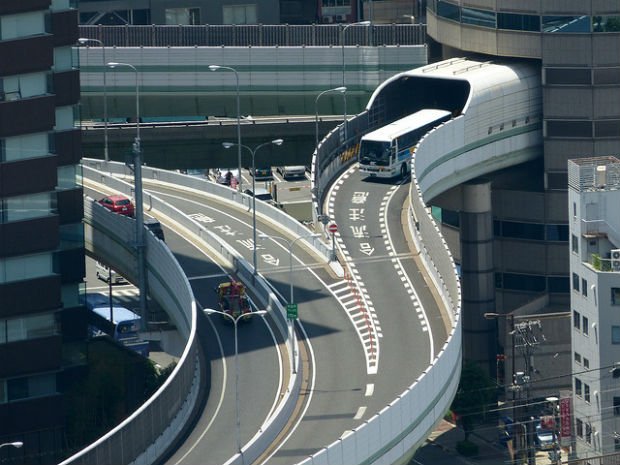 Et si on faisait passer les routes par le bâti ? (Gate Tower, Osaka)