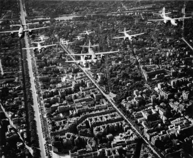 Avions survolants la ville de Paris après la libération de 1944