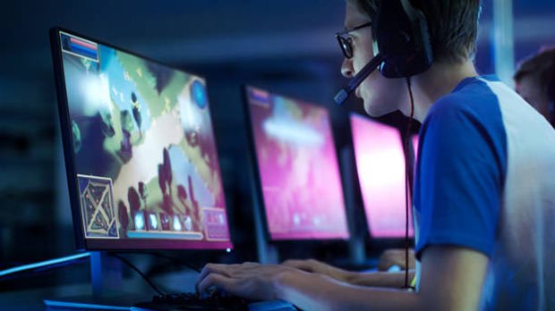 photo d un gamer jouant a son ordinateur