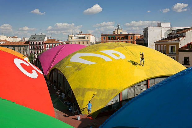 Rénovation artistique du marché couvert “Mercado de la Cebada” à Madrid par le collectif Boa Mistura 