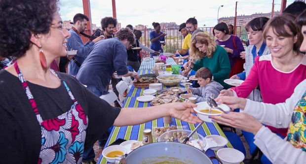 Ateliers de cuisines organisés sur la Plaza de Valdezarza avec les habitants 