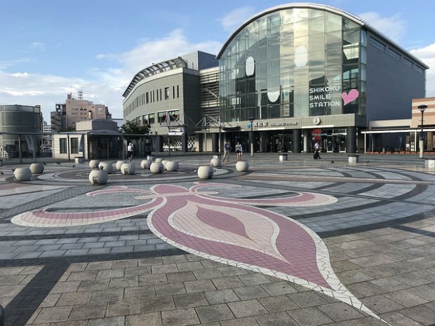 Le joli parvis de la gare de Takamatsu (Préfecture de Kagawa)