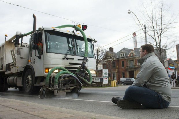 Militant empêchant la suppression d'une voie vélo à Toronto en 2012