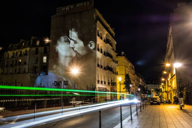 L’un des baisers qui a illuminé les rues de Paris lors de la Nuit Blanche 2016