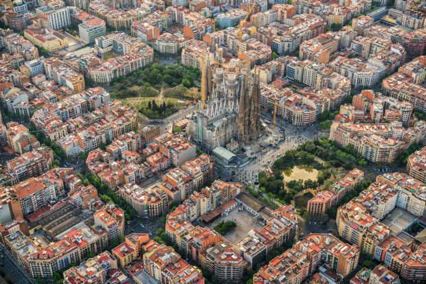 Vue aérienne sur le quartier de la Sagrada Familia dont l'urbanisme en manzana est typique de Barcelone