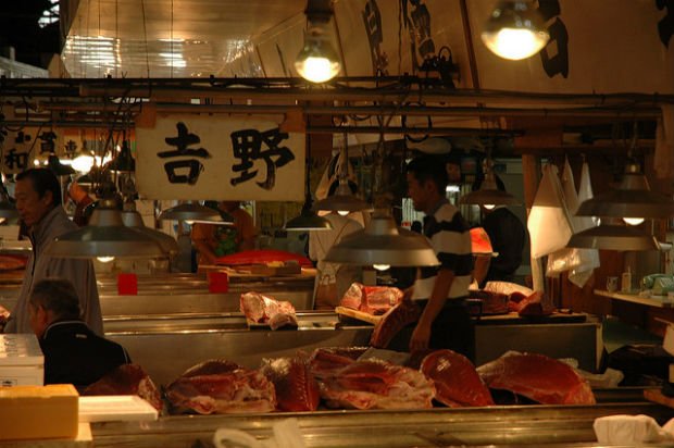 Le Tsukiji d’hier, un “must do” de tous les guides de Tokyo