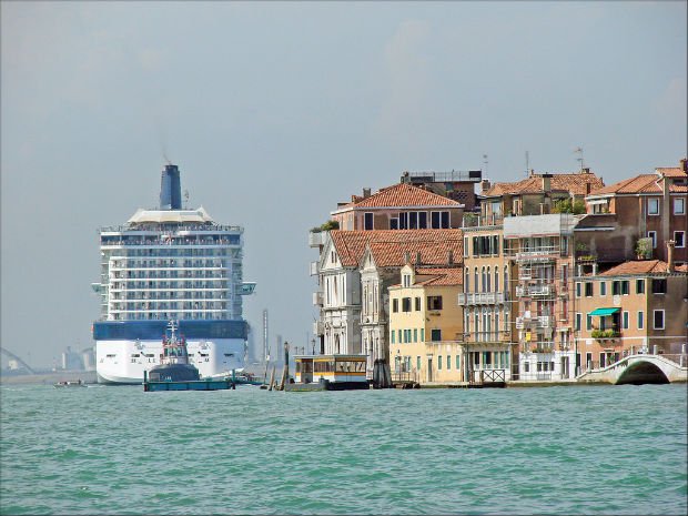 Bateau de croisière dans le canal de la Giudecca à Venise