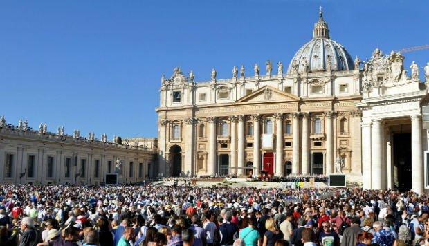 La foule sur la place du Vatican à Rome