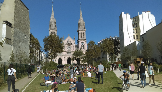 Dans le prolongement de l'église St Ambroise, le jardin Truillot est un exemple de percée au milieu d'un îlot