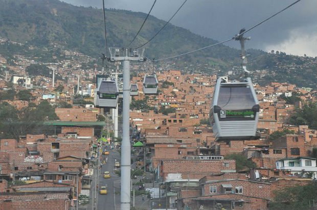 Medellín a misé sur une approche sociale pour réduire l’insécurité, notamment avec le développement de liaisons téléphériques qui permettent un décloisonnement des quartiers