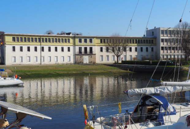 Implantation du bâtiment en friche près du port