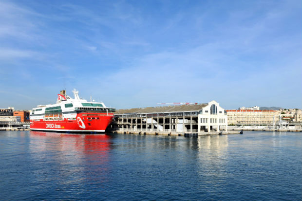 La halle J1, gare de départ maritime