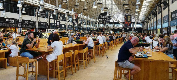 Le Time Out Market à Lisbonne, avec ces 35 échoppes, propose une cuisine qualitative et locale