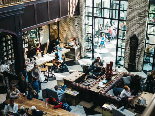 Les mobiliers cosy des slow-cafés permettent à tous de se sentir à l’aise et favorisent les échanges