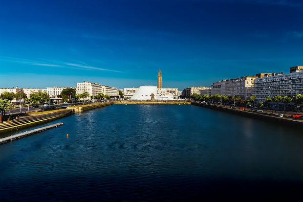 Le bassin du commerce avec en fond Le Volcan la scène nationale du Havre