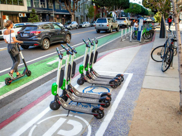 Place de stationnement et voies dédiées aux micromobilités