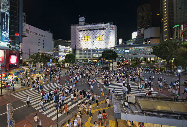 À Tokyo, le carrefour Shibuya est le plus utilisé au monde, il donne la priorité aux piétons en leur permettant de traverser en diagonale