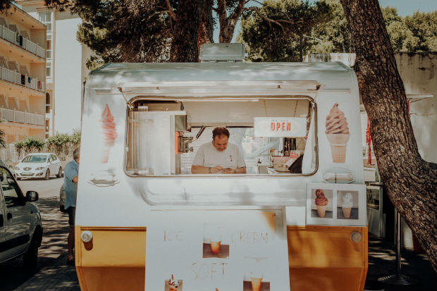 Vendeur de glaces ambulant en Espagne