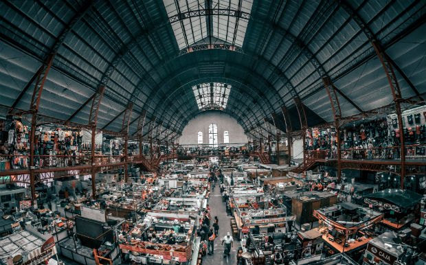 Les marchés se voient peu à peu formalisés par des structures couvertes, comme cela a été le cas en 1910 à Guanajuato au Mexique, un marché qui vend de l’artisanat mexicain et des produits alimentaires.