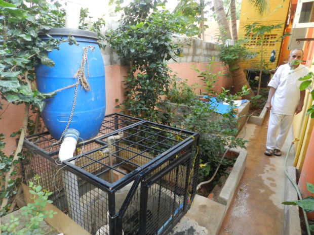 À Chennai en Inde, l'artificialisation des sols a empêché l'absorption des eaux de pluie par le sol, asséchant ainsi les stocks d'eau souterrains. Le programme RWH a permis de rétablir le cycle de l'eau grâce à la récupération des eaux de pluie et son injection dans le sol