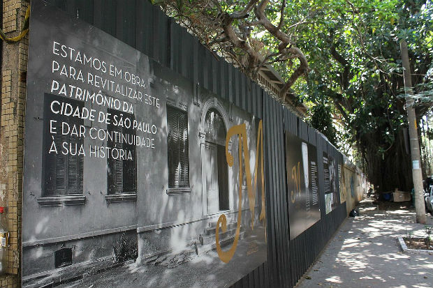 Mur descriptif sur les constructions de 2016 de la Cidade Matarazzo, avec la phrase suivante : “Nous sommes en construction pour revitaliser ce patrimoine de la ville de São Paulo et donner une continuité à son histoire.
