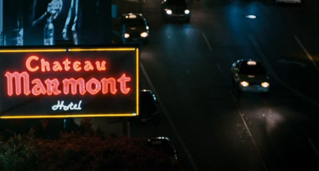 Vue sur l’entrée du Chateau Marmont, célèbre hôtel hollywoodien où réside indéfiniment la star Johnny Marco, dans Somewhere (2010)