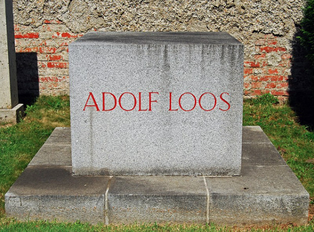 Y compris sur sa sépulture, l’architecte Adolf Loos a choisi de bannir tout ornement. Mais doit-on toujours suivre ses préceptes ? © HeinzLW
