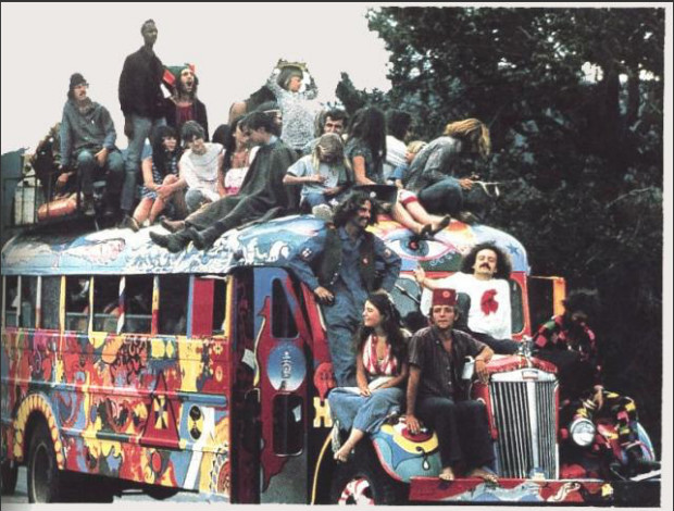 L’ornement opère un retour en grâce dans des villes où on ralentit le rythme, comme ici à San Francisco lors du célèbre Summer of Love 