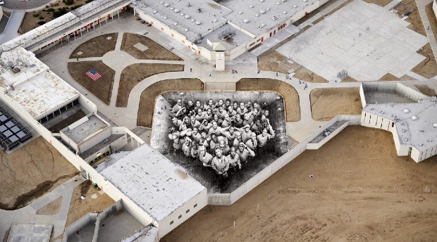 Vue du travail collectif de collage de la fresque (©Marc Azoulay) et vue aérienne du projet (©JR-art)