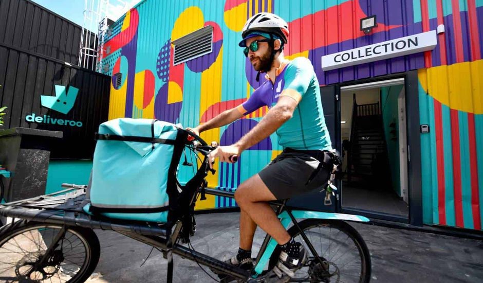 Un livreur repart de la cuisine relai Deliveroo à Saint Ouen - AFP