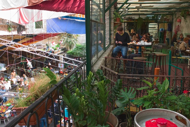 Le bar Szimpla Kert installé dans un immeuble délabré à Budapest @Nicola Vollmer