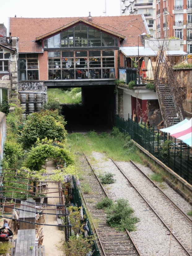 L’ancienne gare d’Ornano sur la petite ceinture parisienne, porte de Clignancourt, s’est transformée en Recyclerie, et connaît depuis un fort succès ©️Jeanne Menjoulet sur Flickr