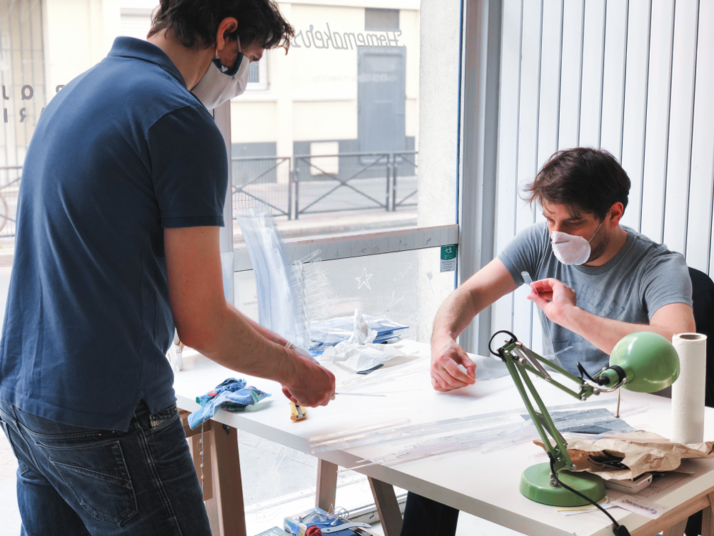 Assemblage de visières de protection dans le fablab Homemakers - Julia Lim/HomemakersJulia 