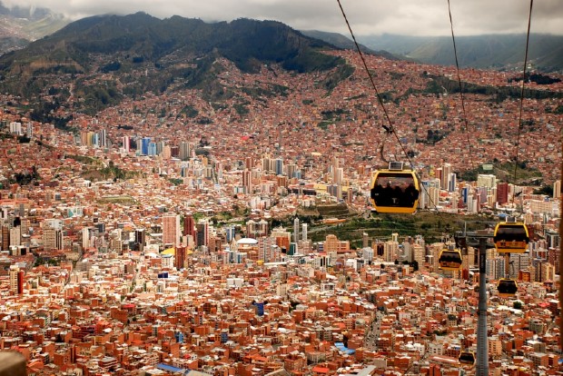 Le ciel de La Paz est animé par les allers-retours des cabines  ©️Yang Jing sur Unsplash