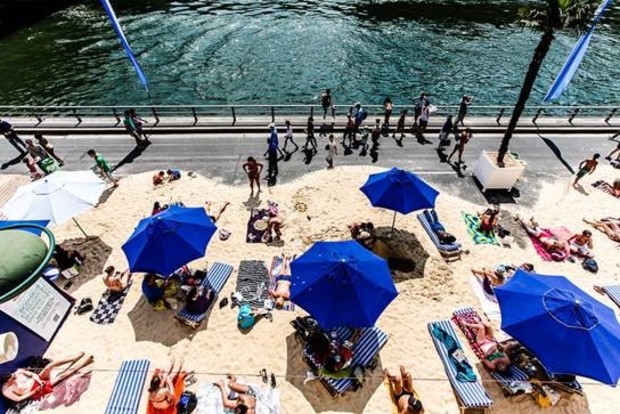 Le sable et les parasols de Paris Plage - Sharat Ganapati/Flickr