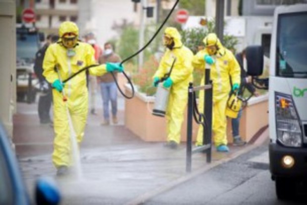 Désinfection des rues à Cannes.