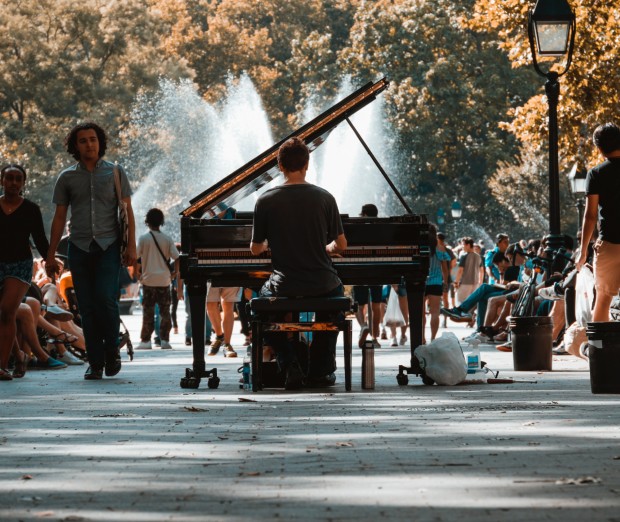 un pianiste fait un concert public au milieu de la rue ©️ Josh Appel  sur Unsplash