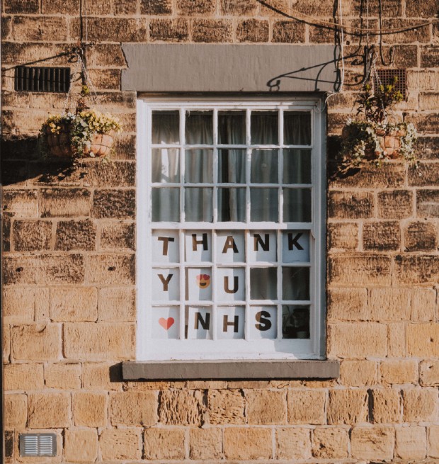 Solidarité aux fenêtres de Dan Burton via Unsplash