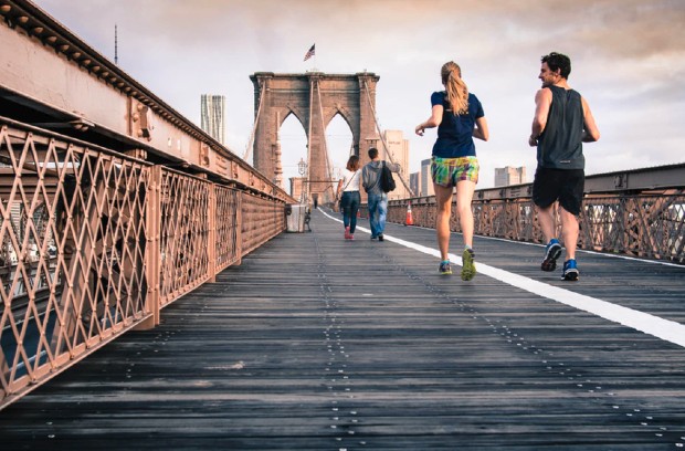 À New-York, course à pied sur le célèbre Brooklyn Bridge.