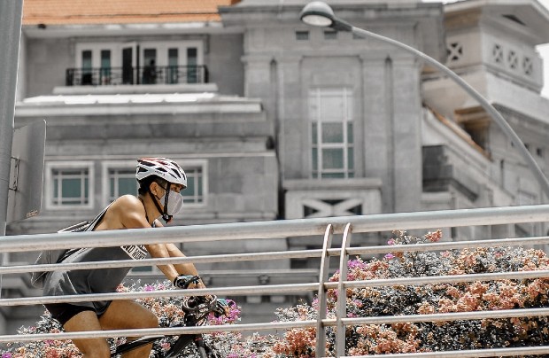 Vélo : pour se protéger du coronavirus, certains citadins pédalent. Source : @victorhwn725 via unsplash