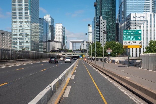 Profitant de la baisse de trafic automobile, une voie a été transformée en coronapiste au pied de La Défense à Paris. Source : Julien B. via Flickr