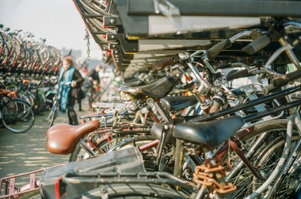 Exemple d’un parking à vélos dans la ville d’Amsterdam. Source : @olva via unsplash