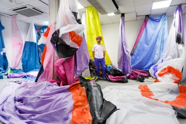 Antonin Hako et les différentes pièces de sa montgolfière dans son atelier - photo @salimsantalucia