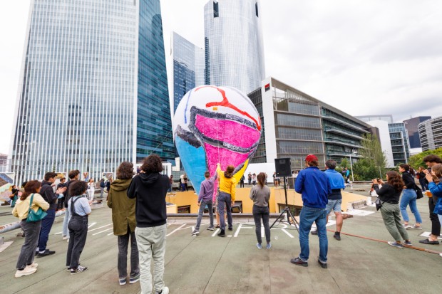 Gonflage de la montgolfière, avec en fond les tours de la Défense - photo @salimsantalucia