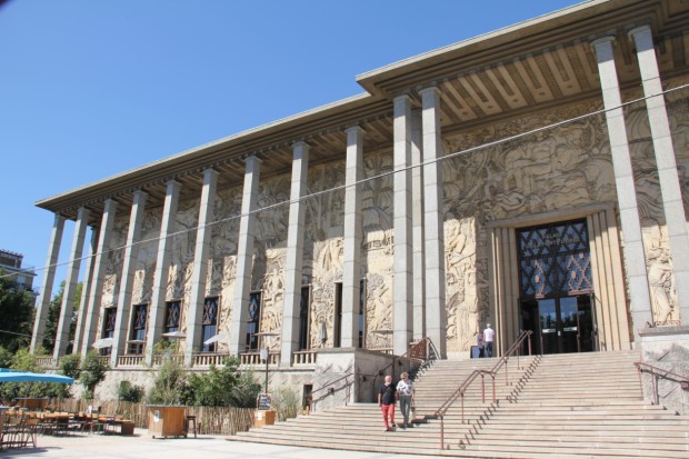 Sur 1130 mètres carrés, la façade du Palais de la Porte Dorée célèbre les richesses coloniales dans un style Art Déco - Delphine Pousse