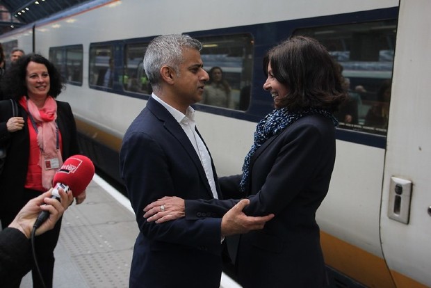 Rencontre entre Sadiq Khan et Anne Hidalgo, en 2016 à Londres. Les maires de Londres et Paris veulent renforcer les partenariats entre les deux villes - Flickr/France in the UK