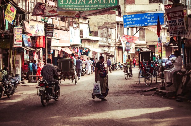 Ville de Varanasi, Inde ©️ Charl Folscher via Unspalsh