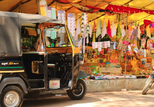 Investissement d’une rue indienne  ©️ Belle Maluf via Unsplash